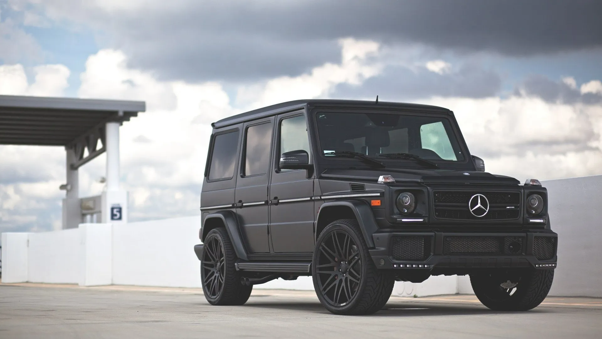Изображение на SUV (СУВ)